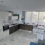 Charming Townhouse In By Assetflow Pro スリーマ