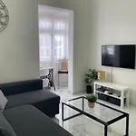 Charming Townhouse In By Assetflow Pro アパート スリーマ