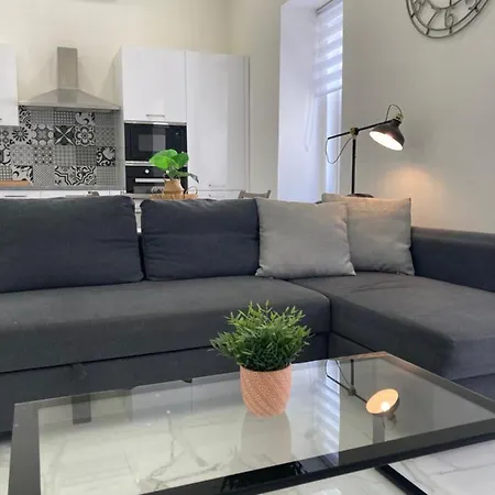 Charming Townhouse In By Assetflow Pro 아파트