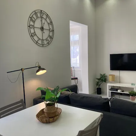 Апартаменты Charming Central Townhouse In By Assetflow Pro Слима